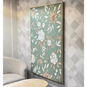 لوحة جدارية فنية بإطار ذهبي رفيع أنيق، تتميز بخلفية خضراء هادئة تعكس لمسة عصرية ناعمة. 153×102سم