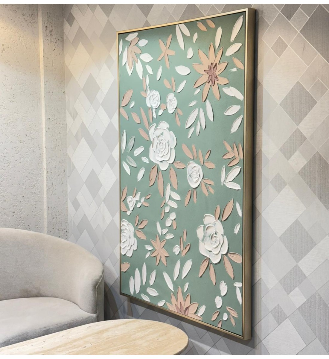 لوحة جدارية فنية بإطار ذهبي رفيع أنيق، تتميز بخلفية خضراء هادئة تعكس لمسة عصرية ناعمة. 153×102سم لوحة جدارية فنية بإطار ذهبي رفيع أنيق، تتميز بخلفية خضراء هادئة تعكس لمسة عصرية ناعمة. 153×102سم