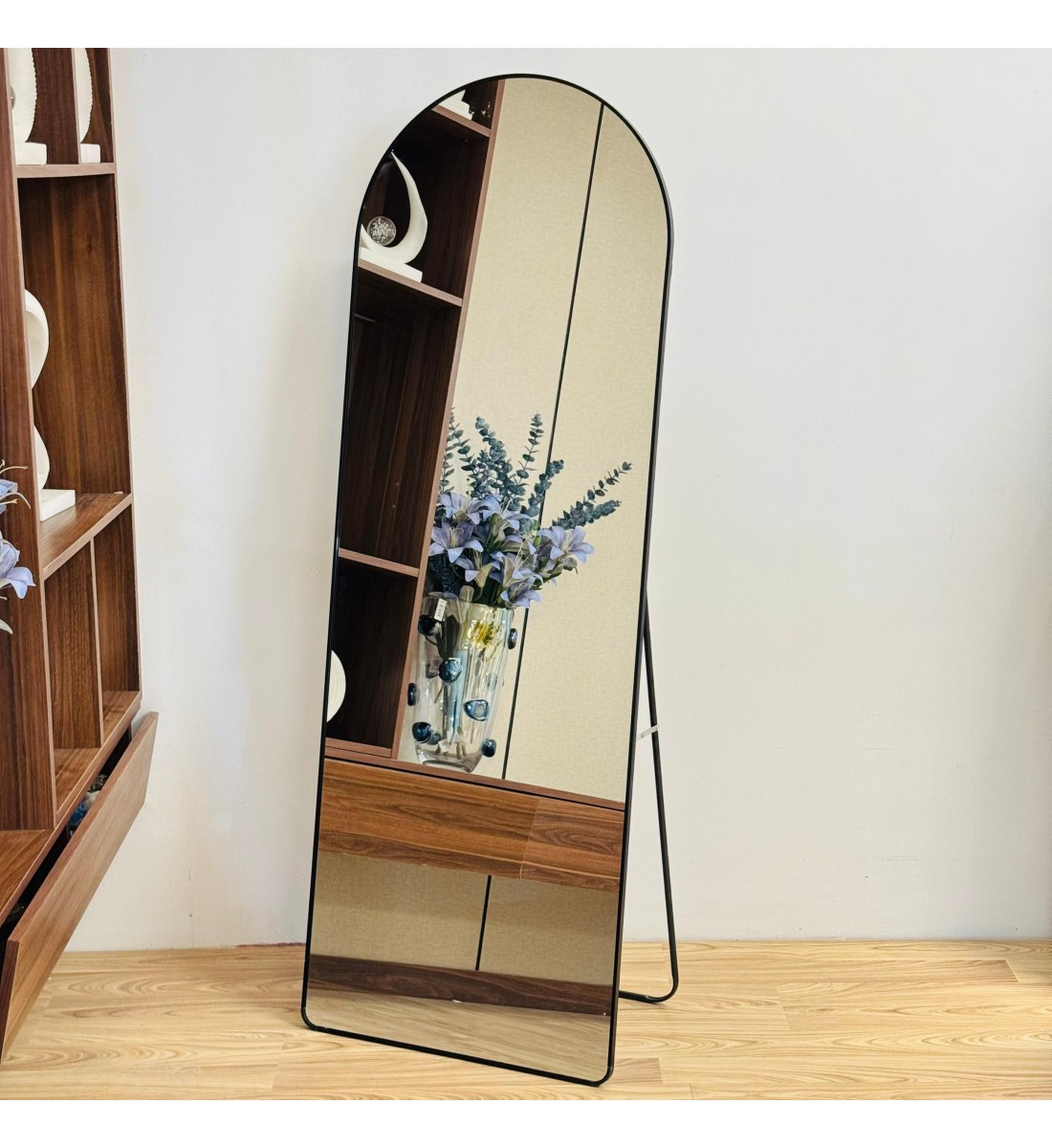 مرايا ستاند بتصميم فريد باللون اسود مقاس 162×60سم 