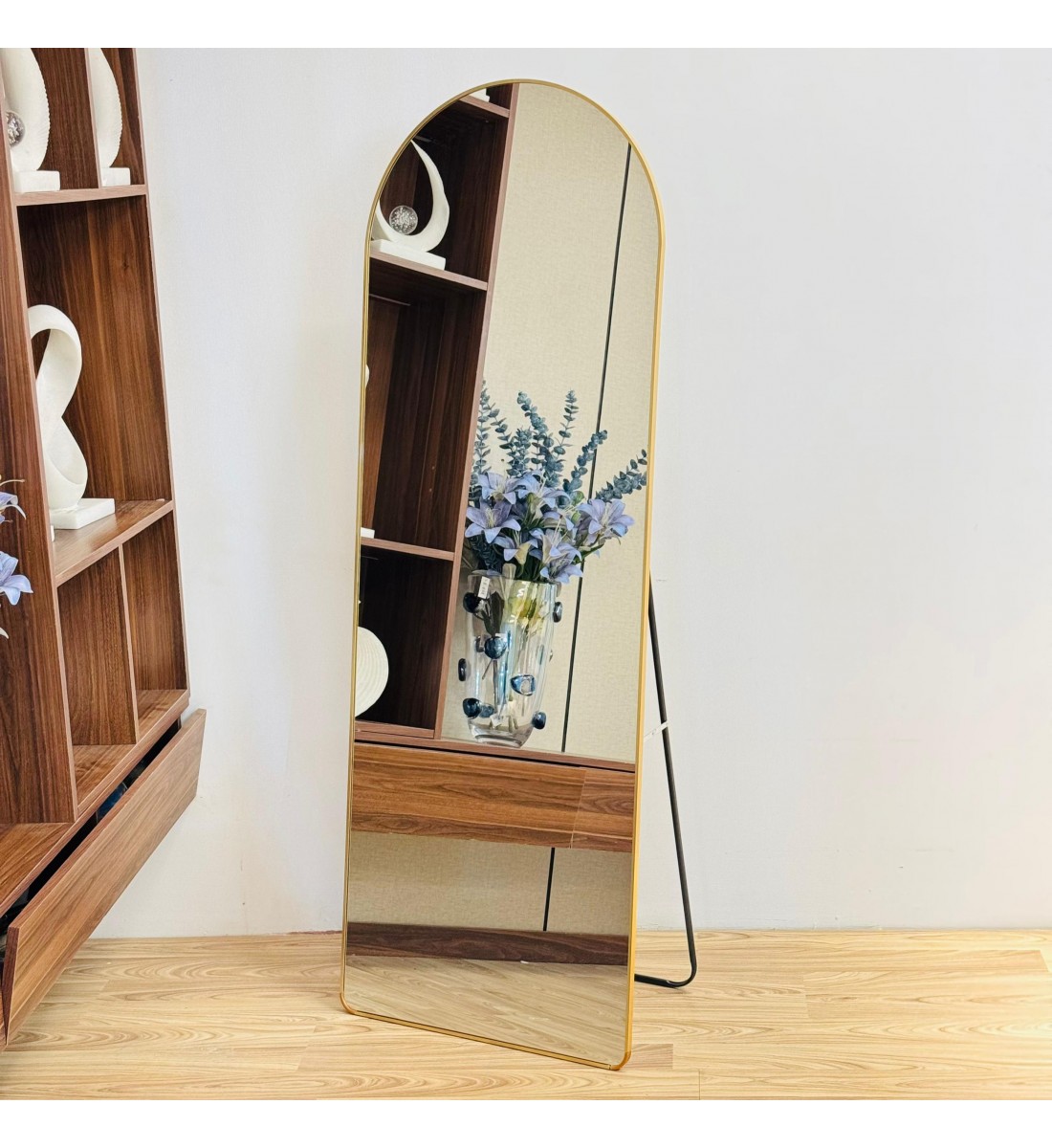 مرايا ستاند بتصميم فريد باللون ذهبي مقاس 162×60سم 