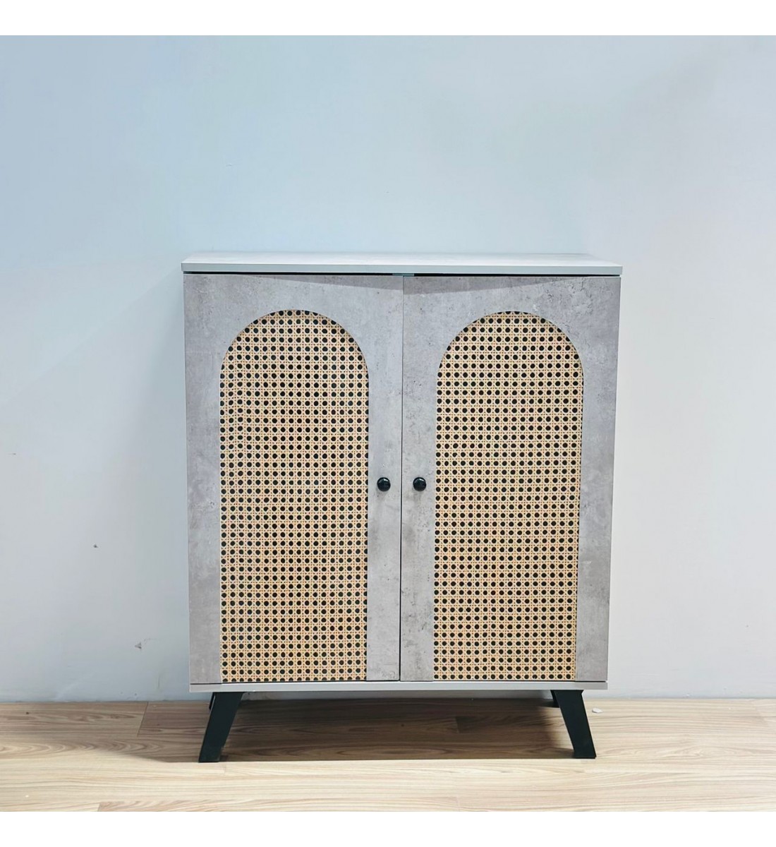 دولاب احذيه ماليزي رمادي 2 باب مقاس 80×34×96 سم (العرض لا يشمل التركيب)