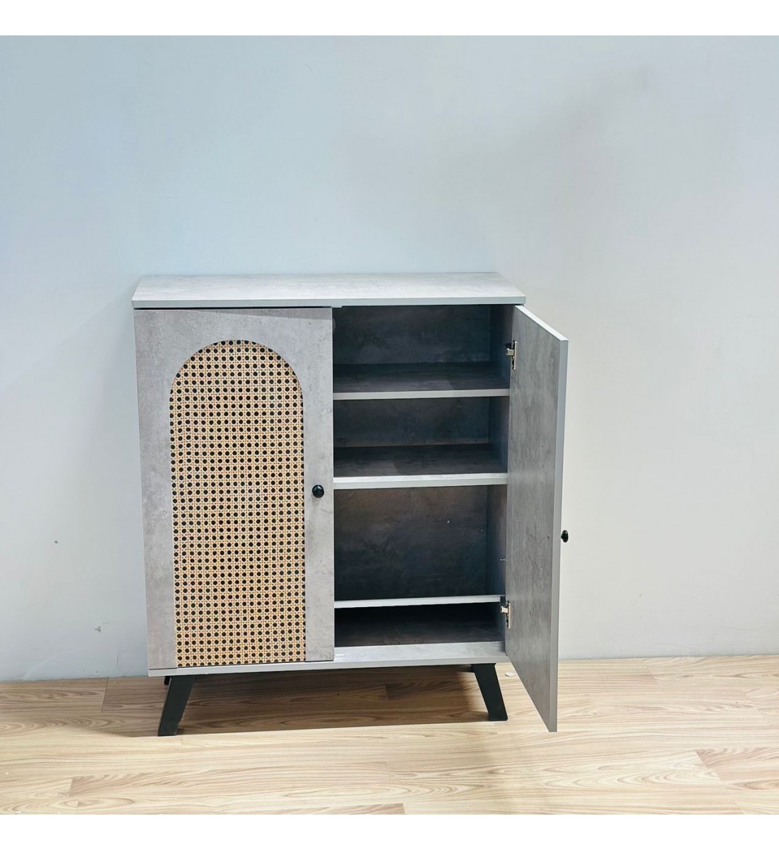 دولاب احذيه ماليزي رمادي 2 باب مقاس 80×34×96 سم (العرض لا يشمل التركيب)