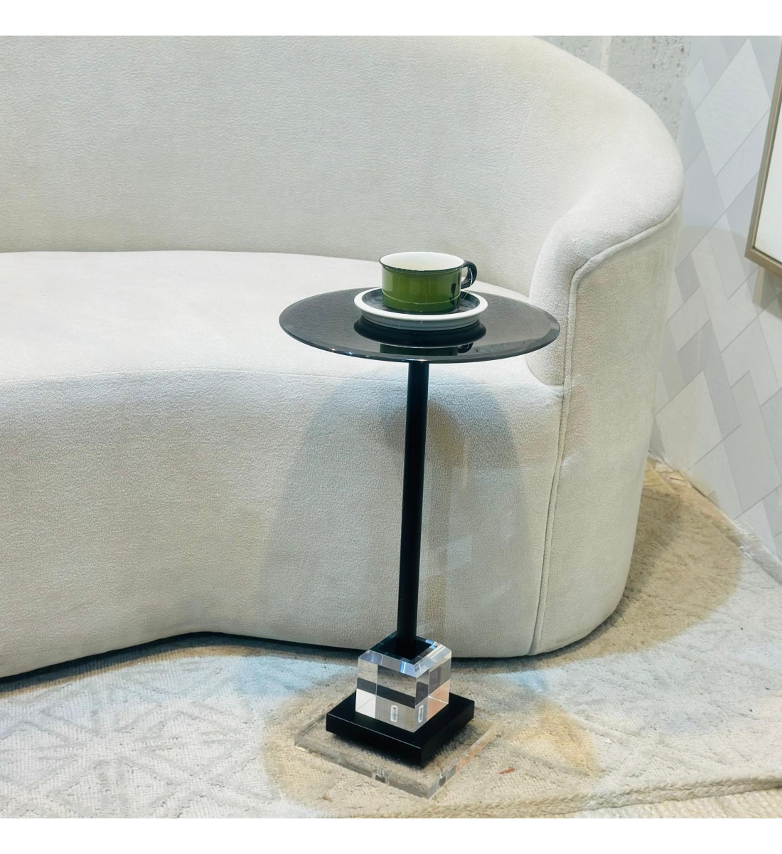  طاولة جانبية فاخرة بتصميم عصري أنيق 33×33×57سم 