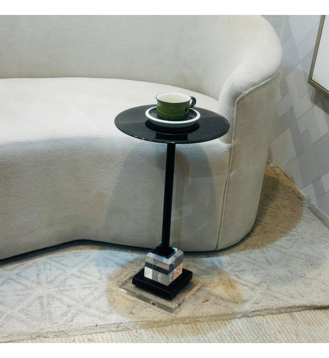  طاولة جانبية فاخرة بتصميم عصري أنيق 33×33×57سم 