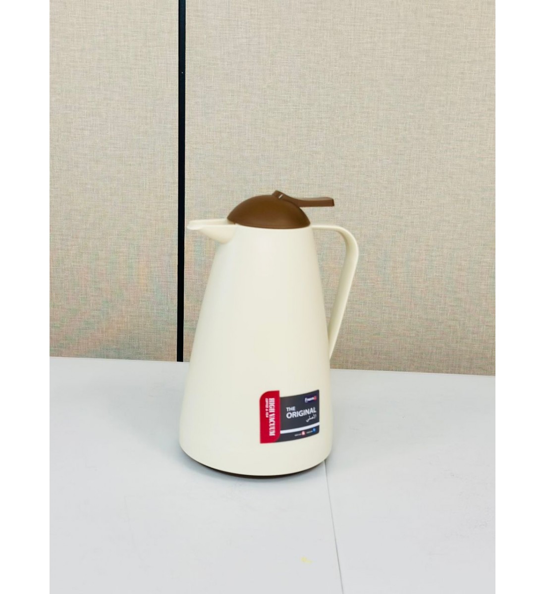 ترمس فاخر بلون بيج أنيق مزوّد بمقبض  بتصميم 1لتر 