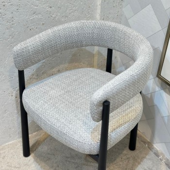 كرسي عصري بتصميم أنيق يجمع بين القماش الرمادي الفاخر والأرجل السوداء المتينة