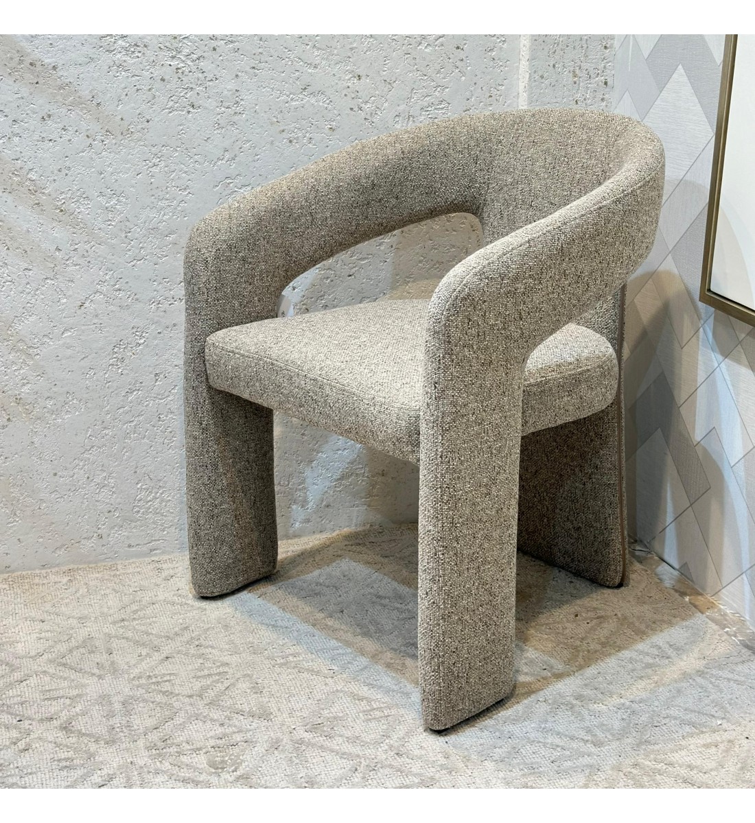 كرسي عصري بتصميم هندسي ناعم يجمع بين الراحة والفخامة.