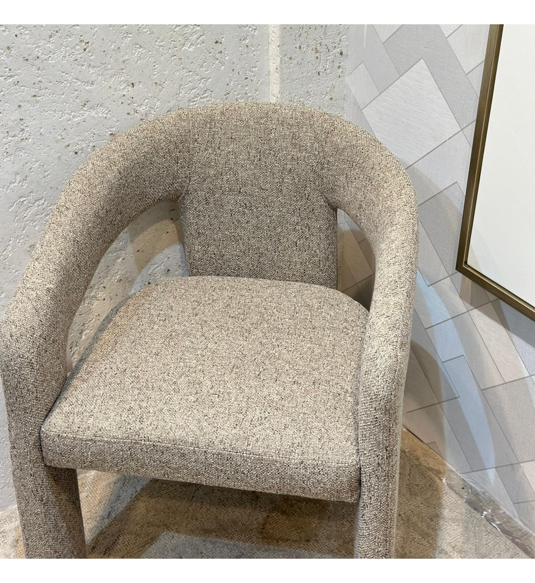 كرسي عصري بتصميم هندسي ناعم يجمع بين الراحة والفخامة.