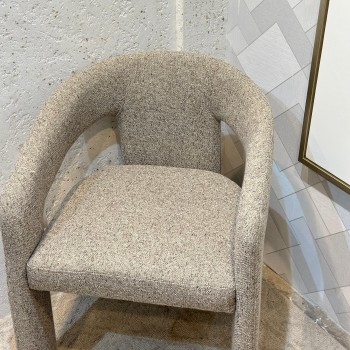 كرسي عصري بتصميم هندسي ناعم يجمع بين الراحة والفخامة.