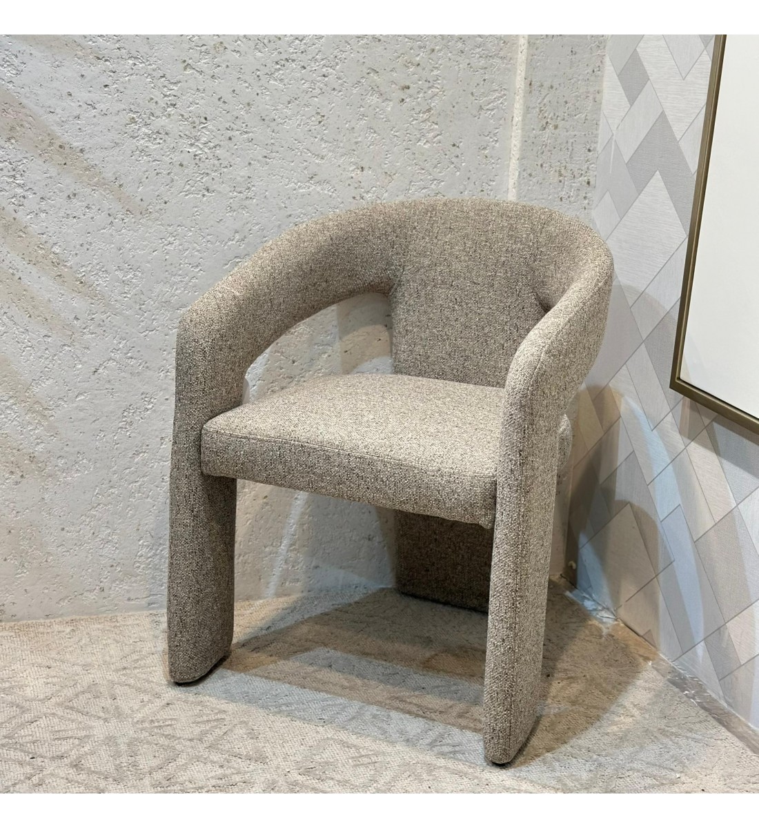 كرسي عصري بتصميم هندسي ناعم يجمع بين الراحة والفخامة.