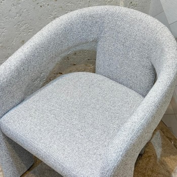 كرسي عصري بتصميم هندسي ناعم يجمع بين الراحة والفخامة.