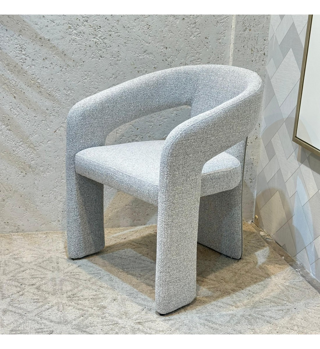 كرسي عصري بتصميم هندسي ناعم يجمع بين الراحة والفخامة. كرسي عصري بتصميم هندسي ناعم يجمع بين الراحة والفخامة.