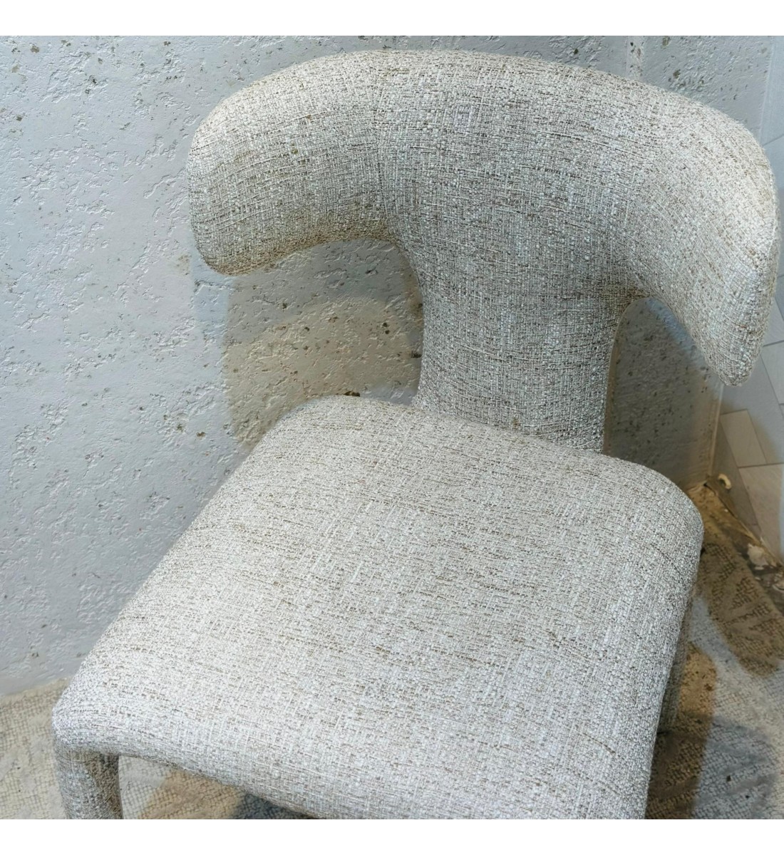 كرسي عصري بتصميم فريد يلفت الأنظار بظهره المميز على شكل حرف T عريض