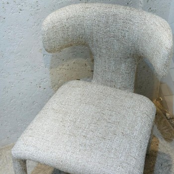 كرسي عصري بتصميم فريد يلفت الأنظار بظهره المميز على شكل حرف T عريض