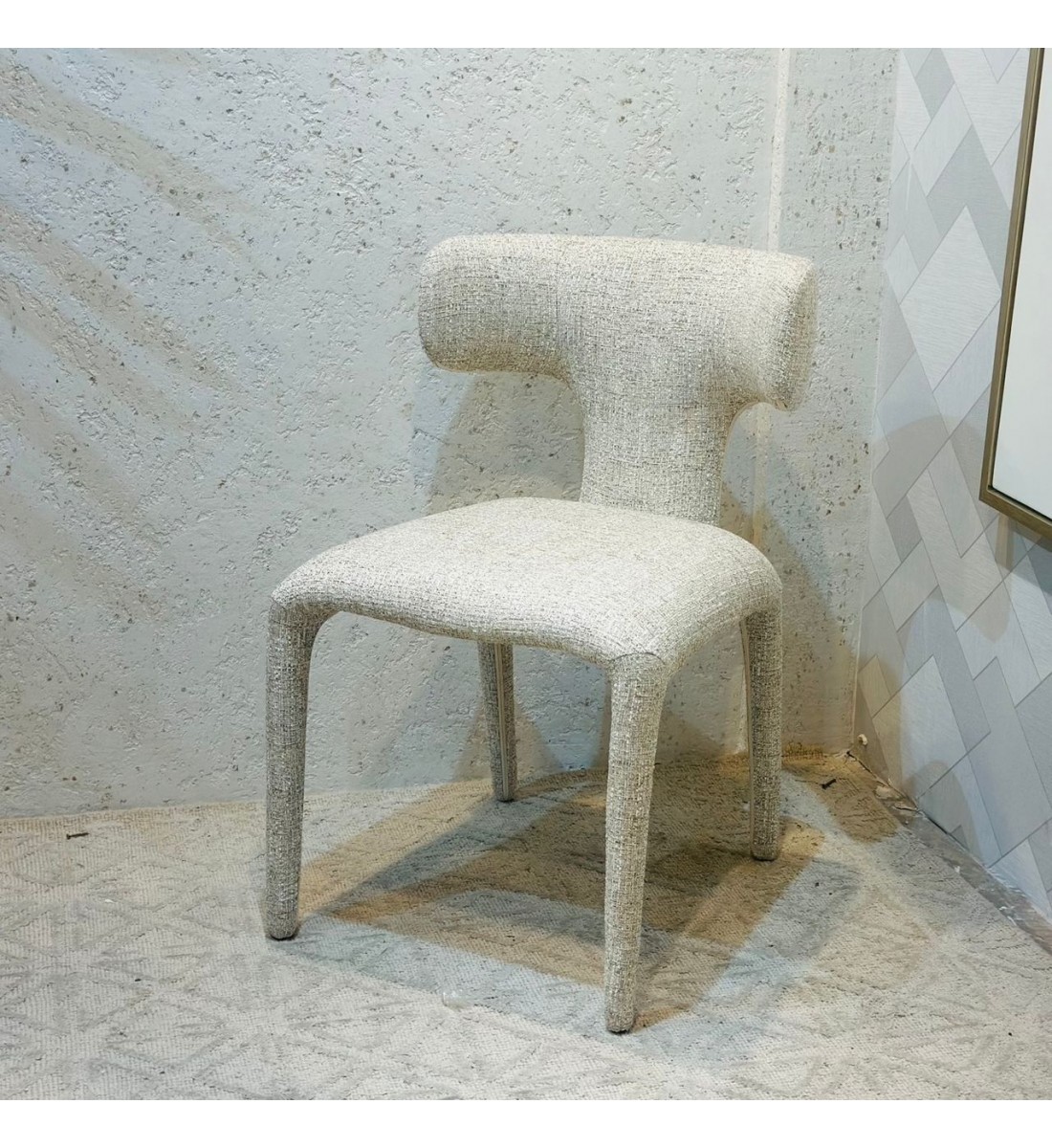 كرسي عصري بتصميم فريد يلفت الأنظار بظهره المميز على شكل حرف T عريض