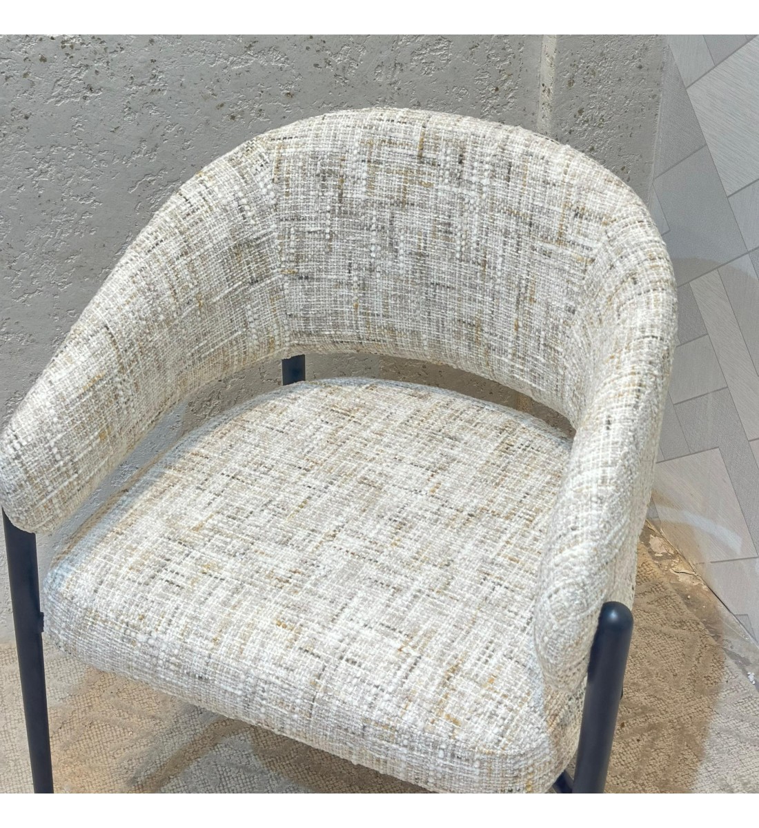 كرسي عصري أنيق بتصميم مميز يجمع بين البساطة والفخامة. كرسي عصري أنيق بتصميم مميز يجمع بين البساطة والفخامة.