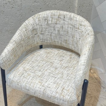 كرسي عصري أنيق بتصميم مميز يجمع بين البساطة والفخامة.