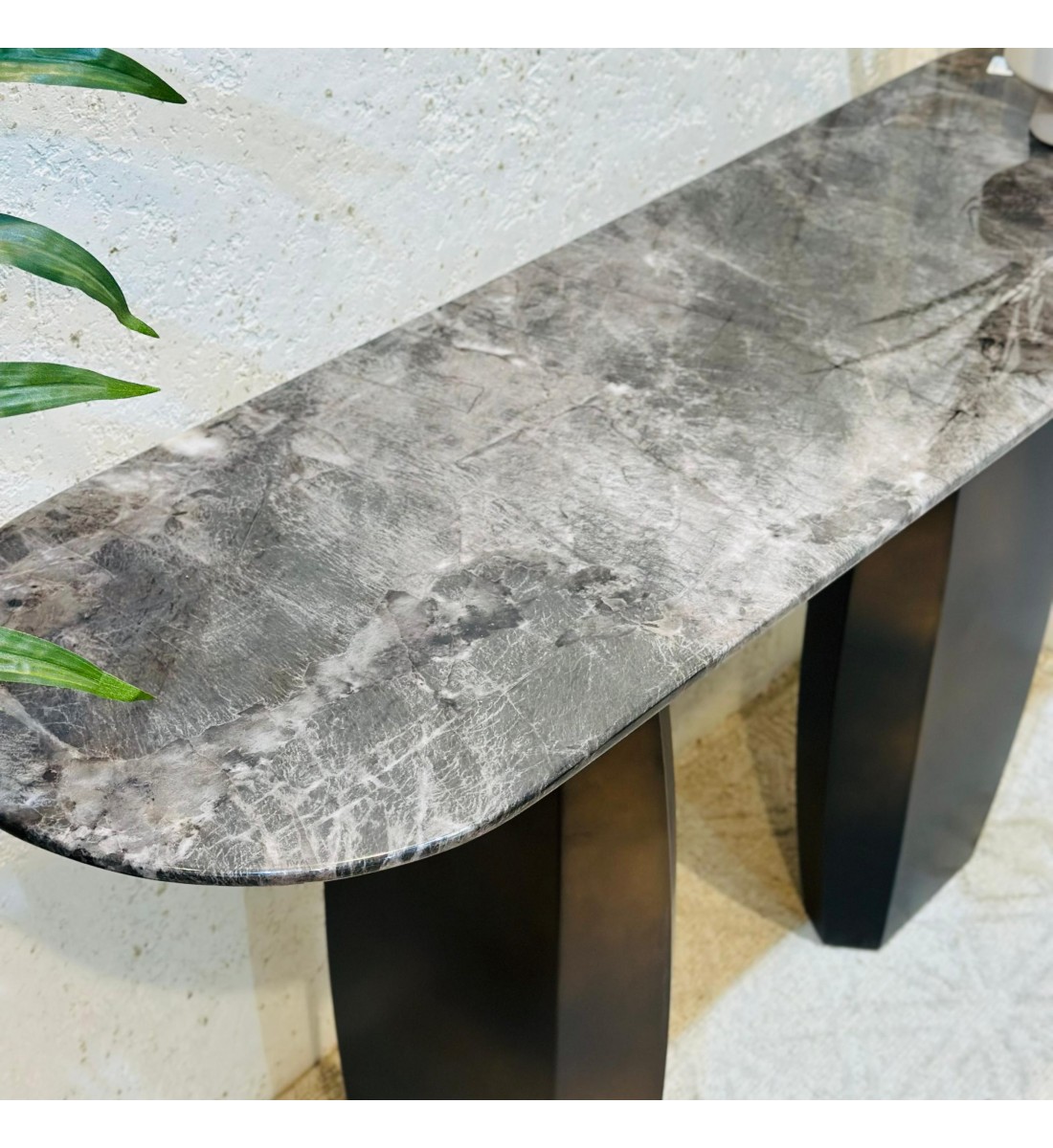 طاولة كونسول أنيقة بتصميم عصري يجمع بين الفخامة والبساطة.140×40×75سم 