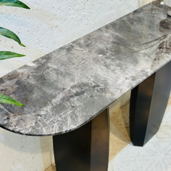 طاولة كونسول أنيقة بتصميم عصري يجمع بين الفخامة والبساطة.140×40×75سم 