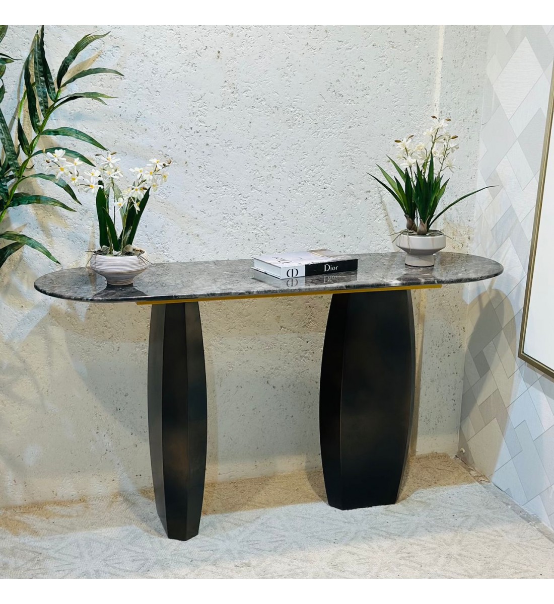طاولة كونسول أنيقة بتصميم عصري يجمع بين الفخامة والبساطة.140×40×75سم 