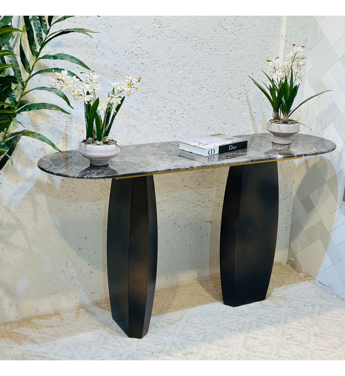 طاولة كونسول أنيقة بتصميم عصري يجمع بين الفخامة والبساطة.140×40×75سم 
