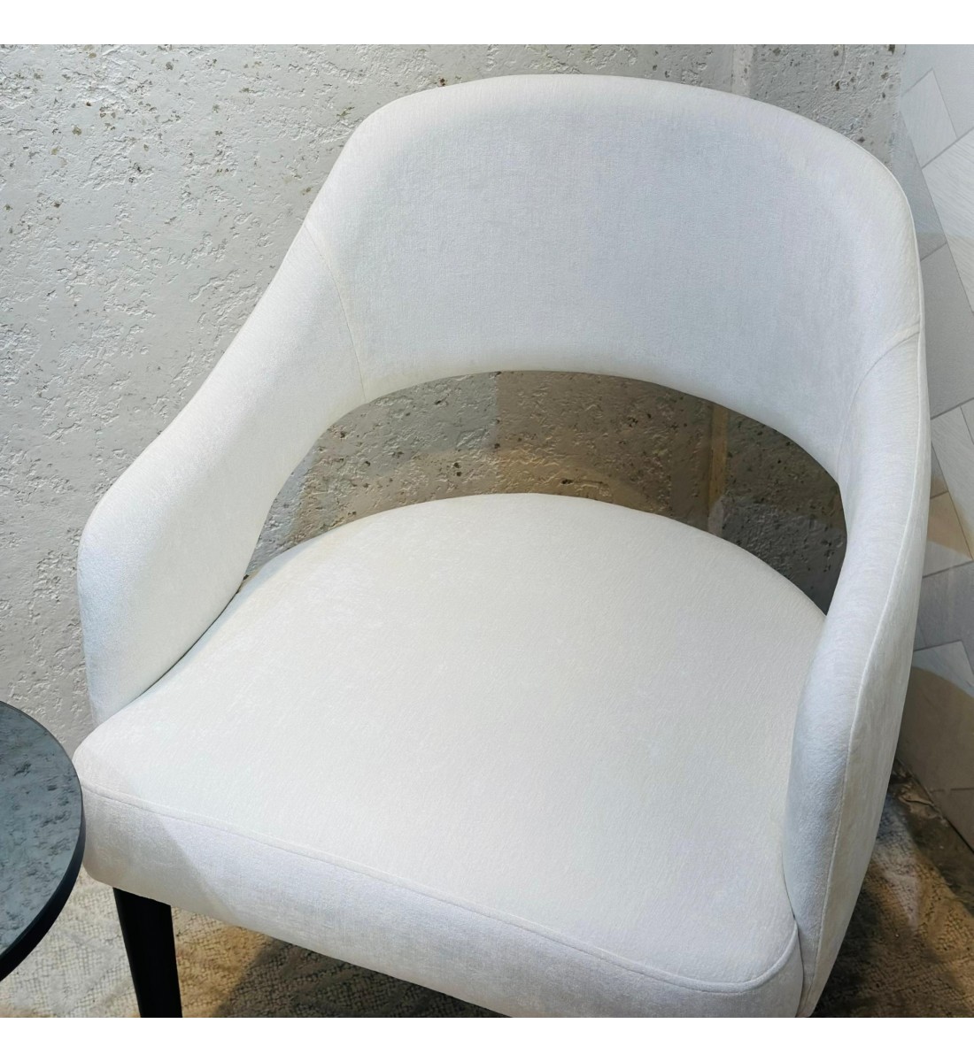 كرسي عصري أنيق بتصميم مميز يجمع بين البساطة والفخامة. (منتج تفصيل ) كرسي عصري أنيق بتصميم مميز يجمع بين البساطة والفخامة. (منتج تفصيل )