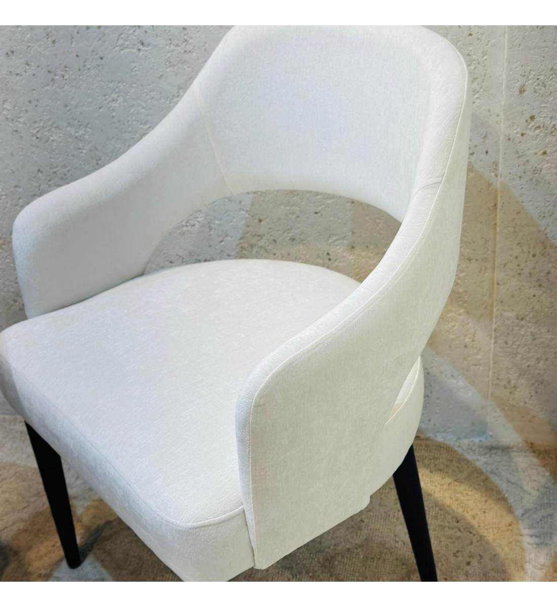 كرسي عصري أنيق بتصميم مميز يجمع بين البساطة والفخامة. (منتج تفصيل ) كرسي عصري أنيق بتصميم مميز يجمع بين البساطة والفخامة. (منتج تفصيل )