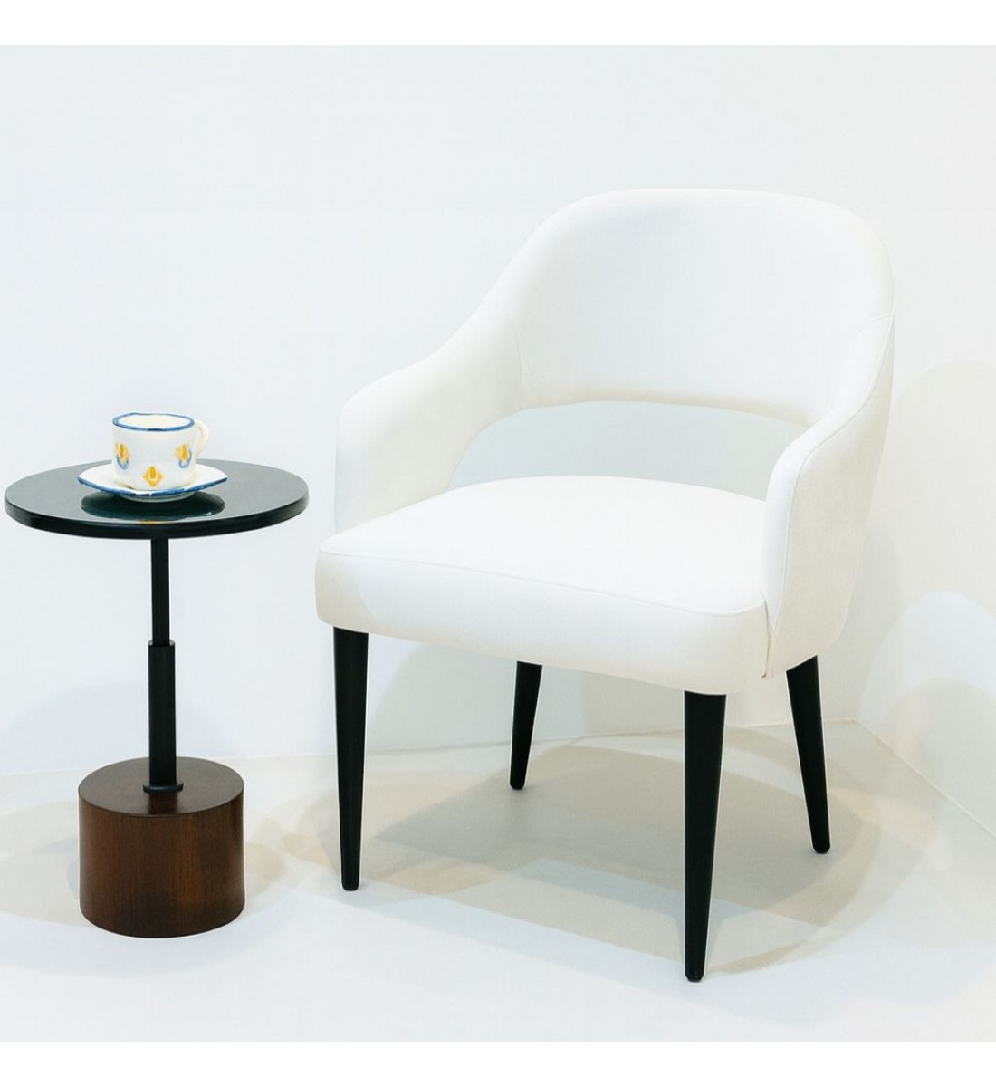 كرسي عصري أنيق بتصميم مميز يجمع بين البساطة والفخامة. (منتج تفصيل ) كرسي عصري أنيق بتصميم مميز يجمع بين البساطة والفخامة. (منتج تفصيل )