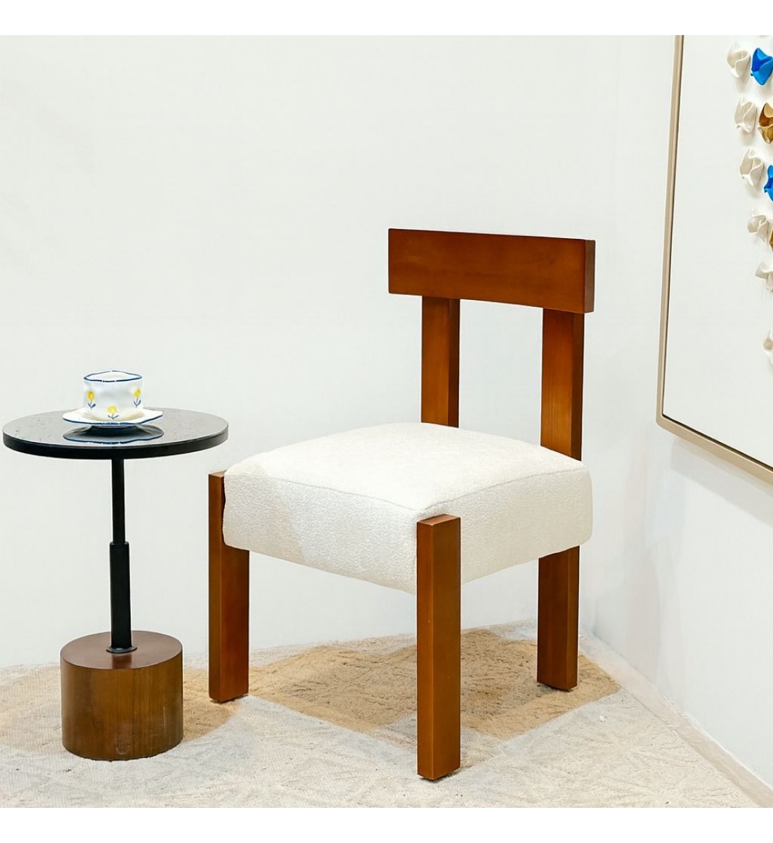 كرسي عصري أنيق بتصميم مميز يجمع بين البساطة والفخامة. (منتج تفصيل )