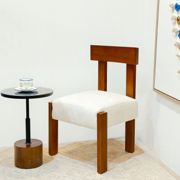 كرسي عصري أنيق بتصميم مميز يجمع بين البساطة والفخامة. (منتج تفصيل )