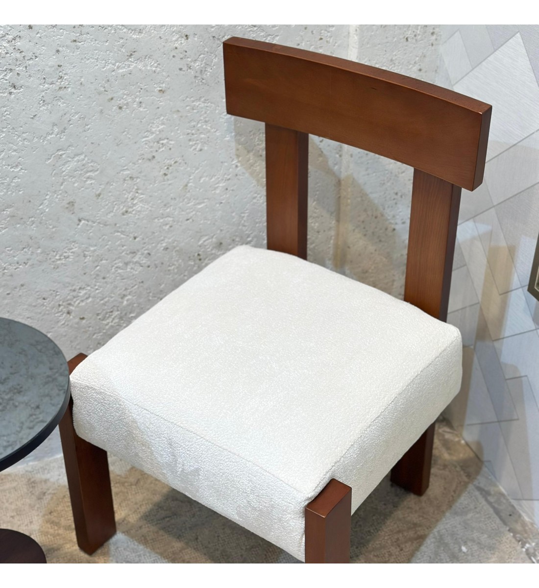 كرسي عصري أنيق بتصميم مميز يجمع بين البساطة والفخامة. (منتج تفصيل )