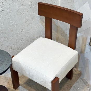 كرسي عصري أنيق بتصميم مميز يجمع بين البساطة والفخامة. (منتج تفصيل )