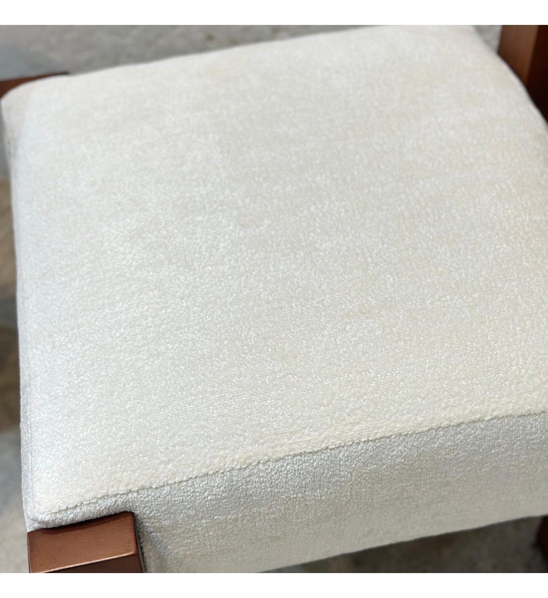 كرسي عصري أنيق بتصميم مميز يجمع بين البساطة والفخامة. (منتج تفصيل )