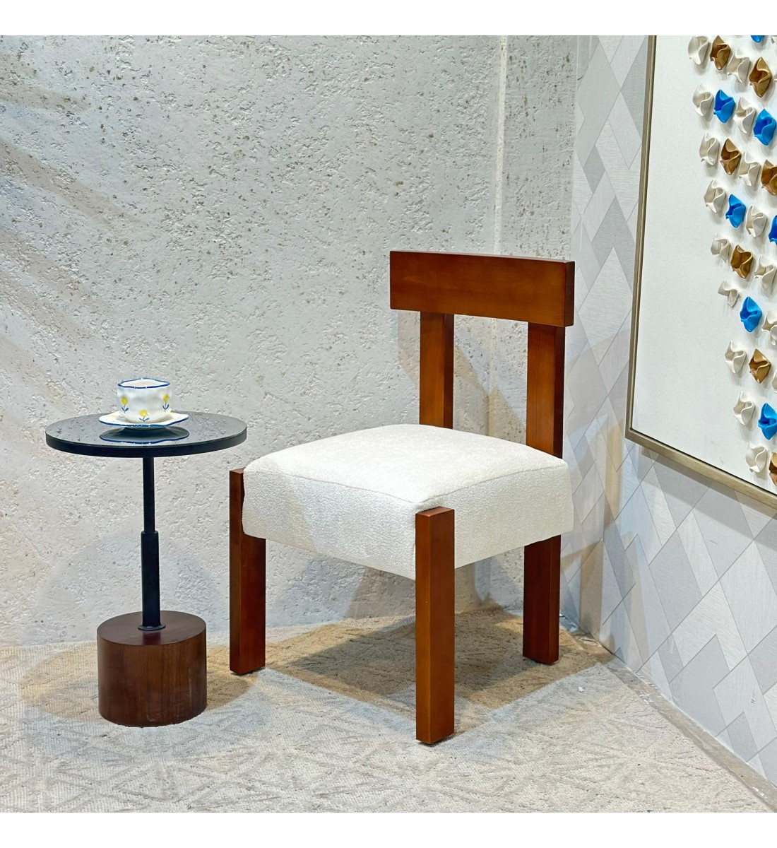 كرسي عصري أنيق بتصميم مميز يجمع بين البساطة والفخامة. (منتج تفصيل )