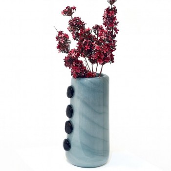 مزهرية زجاجية فاخرة باللون الأزرق السماوي المائل للرمادي مع لمسات زخرفية جانبية34×14×14سم 