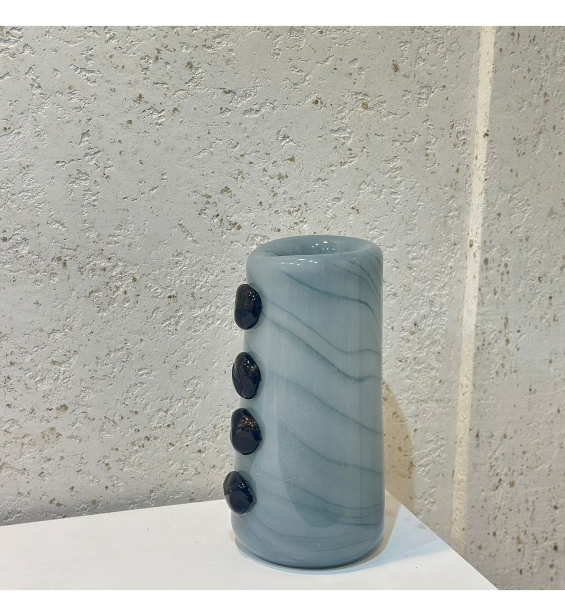 مزهرية زجاجية فاخرة باللون الأزرق السماوي المائل للرمادي مع لمسات زخرفية جانبية34×14×14سم 