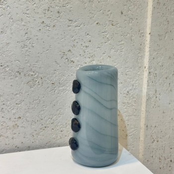 مزهرية زجاجية فاخرة باللون الأزرق السماوي المائل للرمادي مع لمسات زخرفية جانبية34×14×14سم 