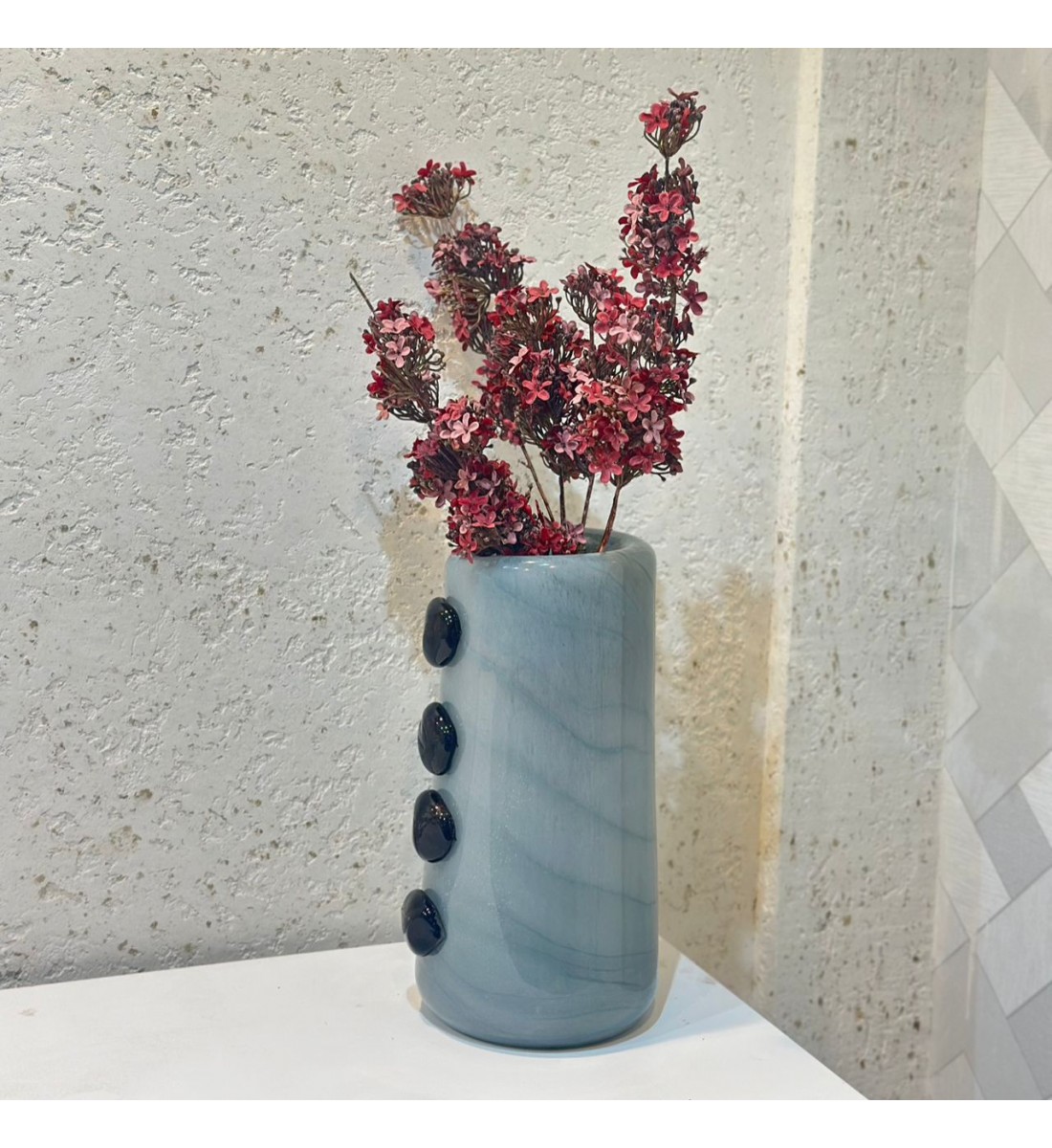 مزهرية زجاجية فاخرة باللون الأزرق السماوي المائل للرمادي مع لمسات زخرفية جانبية34×14×14سم 