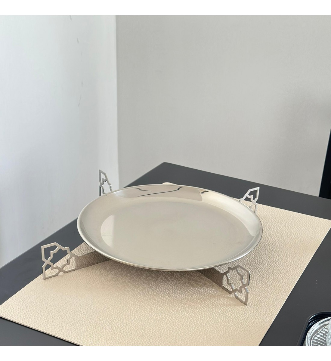 صحن تقديم معدني فاخر بتصميم فاخر  26×26×3سم 