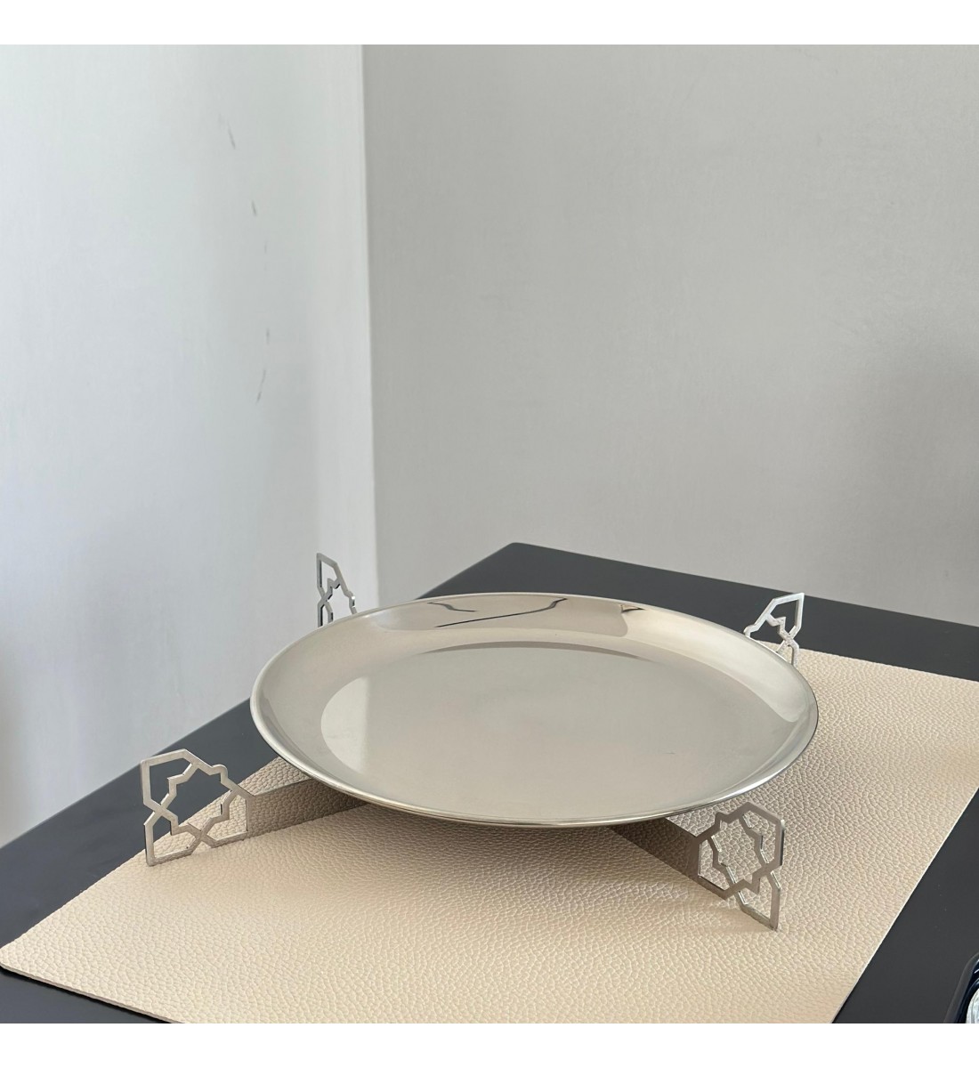 صحن تقديم معدني فاخر بتصميم فاخر  26×26×3سم 