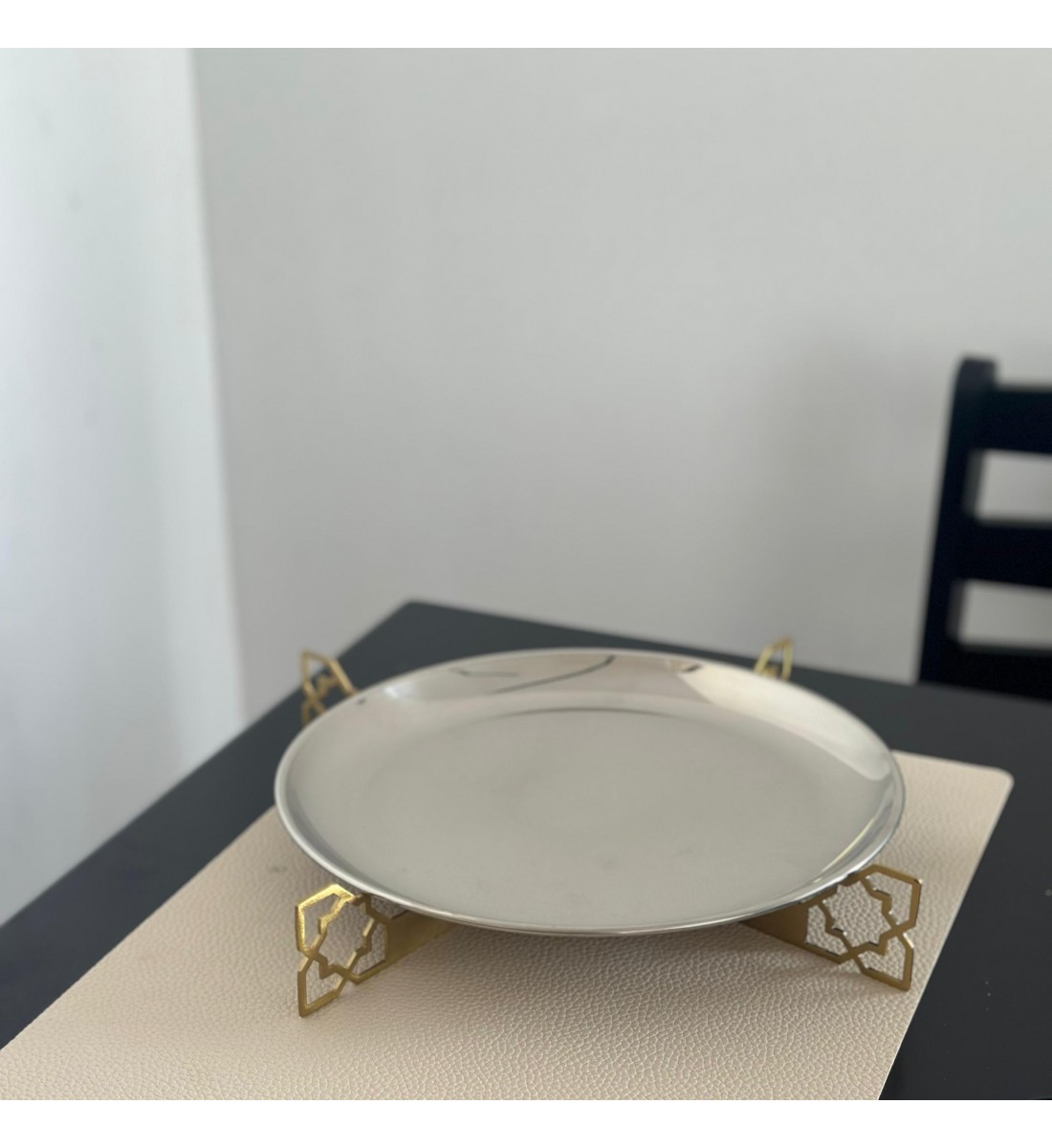 صحن تقديم معدني فاخر بتصميم فاخر  26×26×3سم 