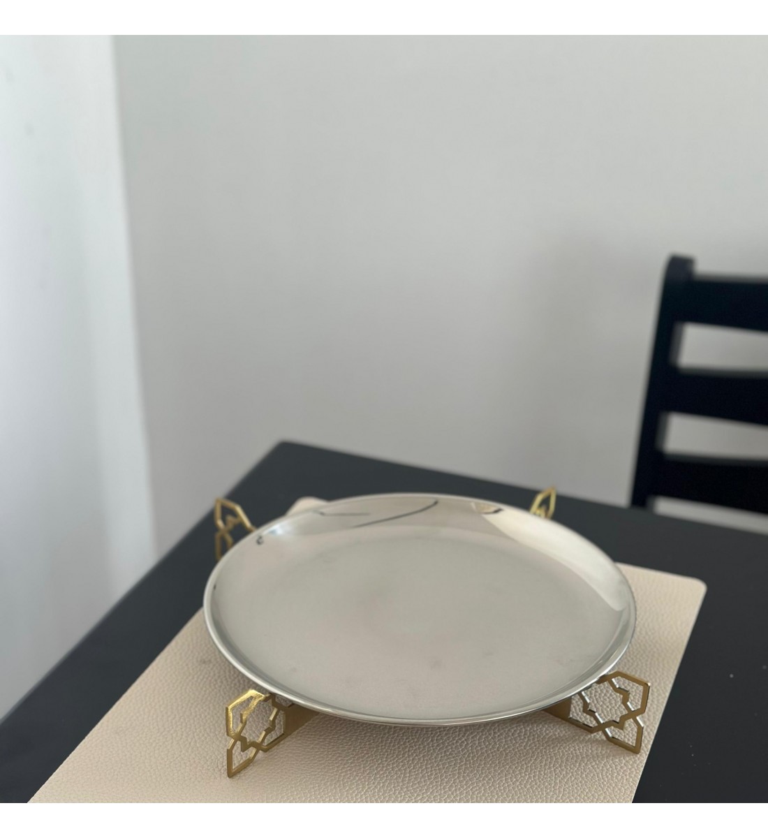 صحن تقديم معدني فاخر بتصميم فاخر  26×26×3سم 