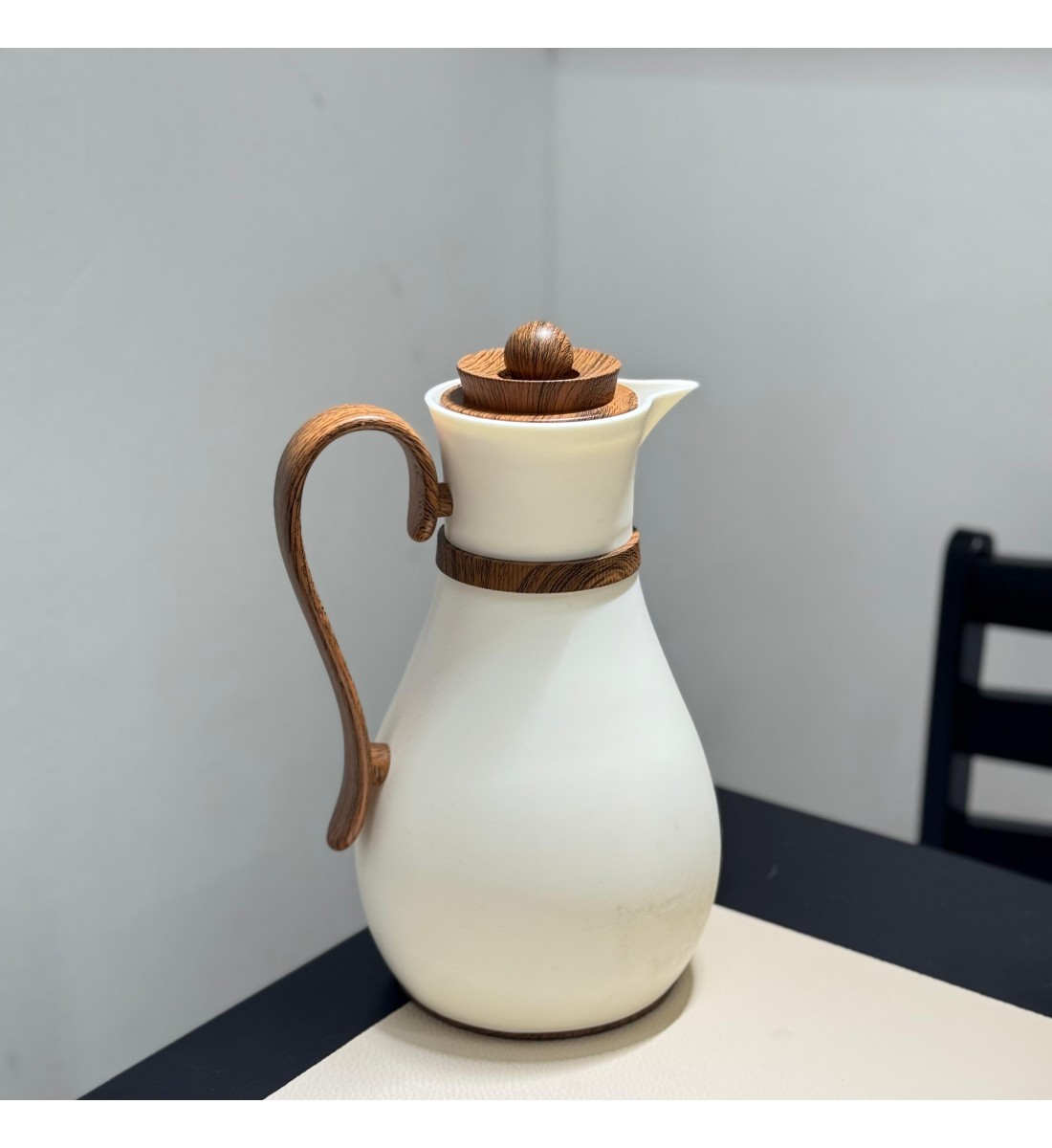 ترمس فاخر بلون بيج أنيق مزوّد بمقبض بتصميم 1لتر ترمس فاخر بلون بيج أنيق مزوّد بمقبض بتصميم 1لتر