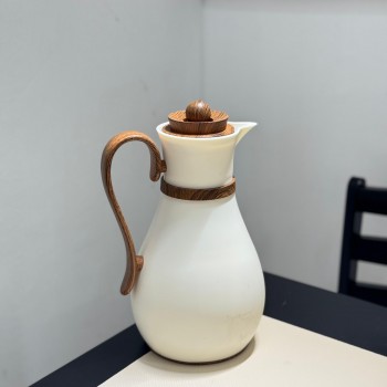 ترمس فاخر بلون بيج أنيق مزوّد بمقبض  بتصميم 1لتر 