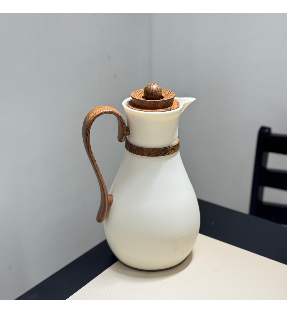 ترمس فاخر بلون بيج أنيق مزوّد بمقبض بتصميم 1لتر ترمس فاخر بلون بيج أنيق مزوّد بمقبض بتصميم 1لتر