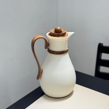 ترمس فاخر بلون بيج أنيق مزوّد بمقبض  بتصميم 1لتر 