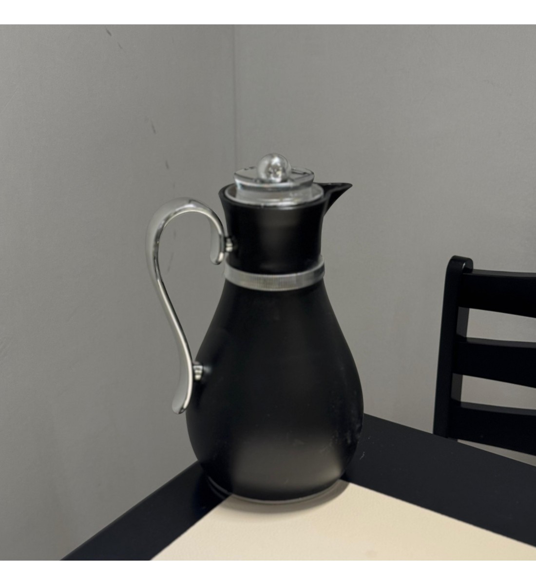 ترمس فاخر بلون اسود مزوّد بمقبض بتصميم 1لتر ترمس فاخر بلون اسود مزوّد بمقبض بتصميم 1لتر