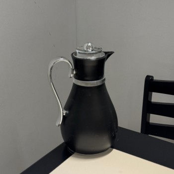 ترمس فاخر بلون اسود مزوّد بمقبض  بتصميم 1لتر 