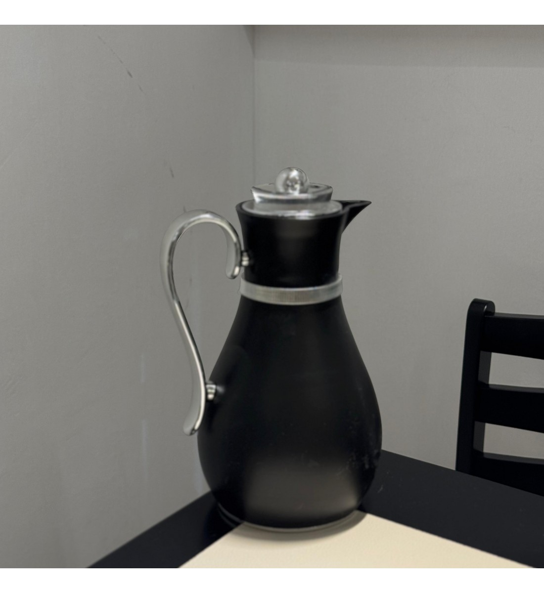 ترمس فاخر بلون اسود مزوّد بمقبض بتصميم 1لتر ترمس فاخر بلون اسود مزوّد بمقبض بتصميم 1لتر