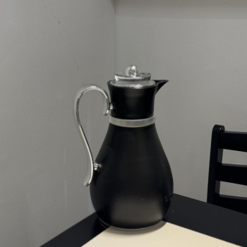 ترمس فاخر بلون اسود مزوّد بمقبض  بتصميم 1لتر 